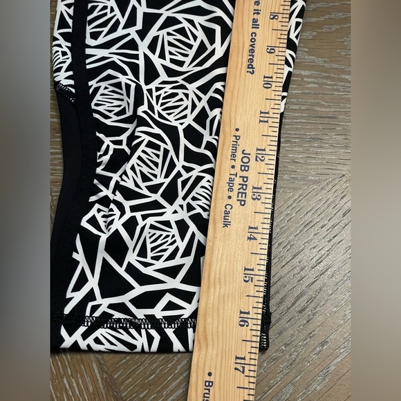 Lululemon Real Quick Crop *Full-On Luxtreme Posey 
Sz 6 - Picture 8 of 10